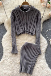 Zweiteiliger Anzug aus gestricktem Sweatshirt mit Kapuze und langen Ärmeln + schmalen Miniröcken